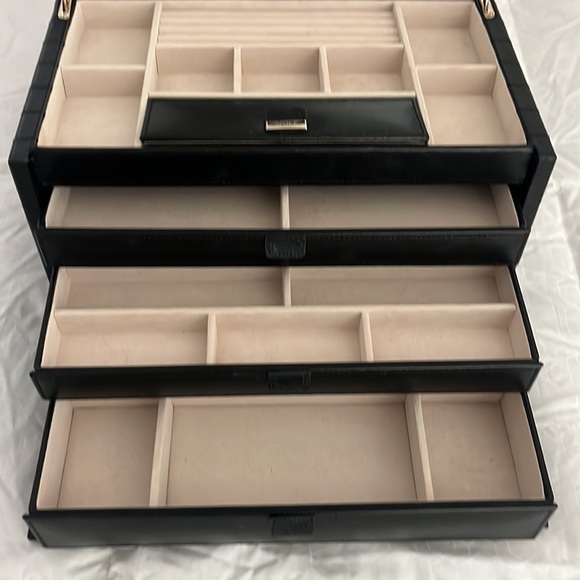 Wolf “Caroline” Large jewelry box quilted black leather - Picture 6 of 9